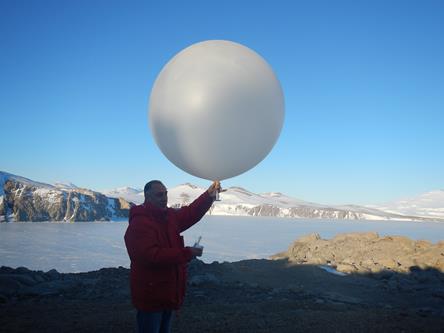 Franco Colombo mentre lancia il pallone con attaccata una sonda per rilevare delle grandezze fisiche utili alle previsioni meteo. Copyright PNRA.