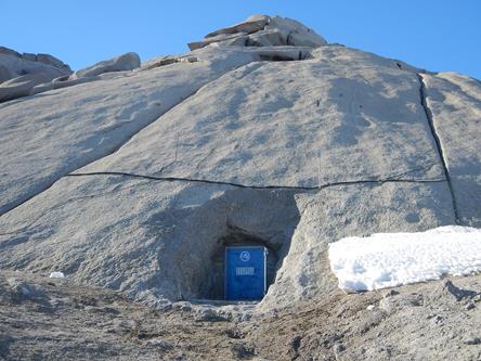 La grotta sismica scavata nel granito in modo che la temperatura interna si mantenga costante. Copyright PNRA.
