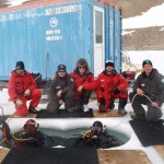 Il gruppo dei subacquei della XXX Spedizione Italiana in Antartide al completo (nella foto insieme ad uno di due medici della base ed al capo spedizione). Copyright PNRA.